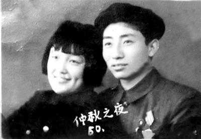 1950年，工程兵战士姜士民即将奔赴朝鲜战场。出发前几天，女友拦着他大哭：“先结