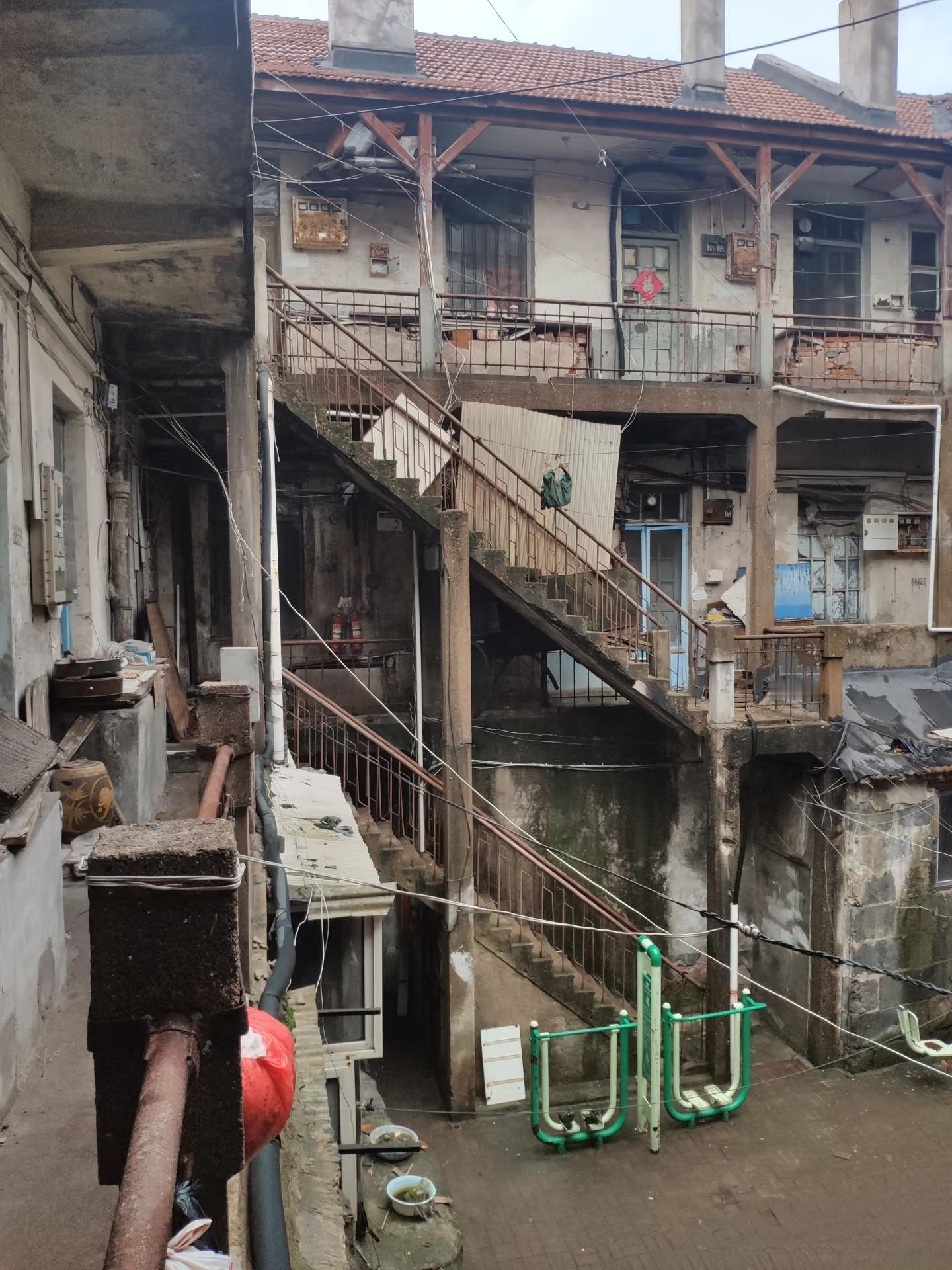 这是青岛市河南路41号院，也是百年老建筑。不是电影《抓娃娃》的取景地，两栋老房子
