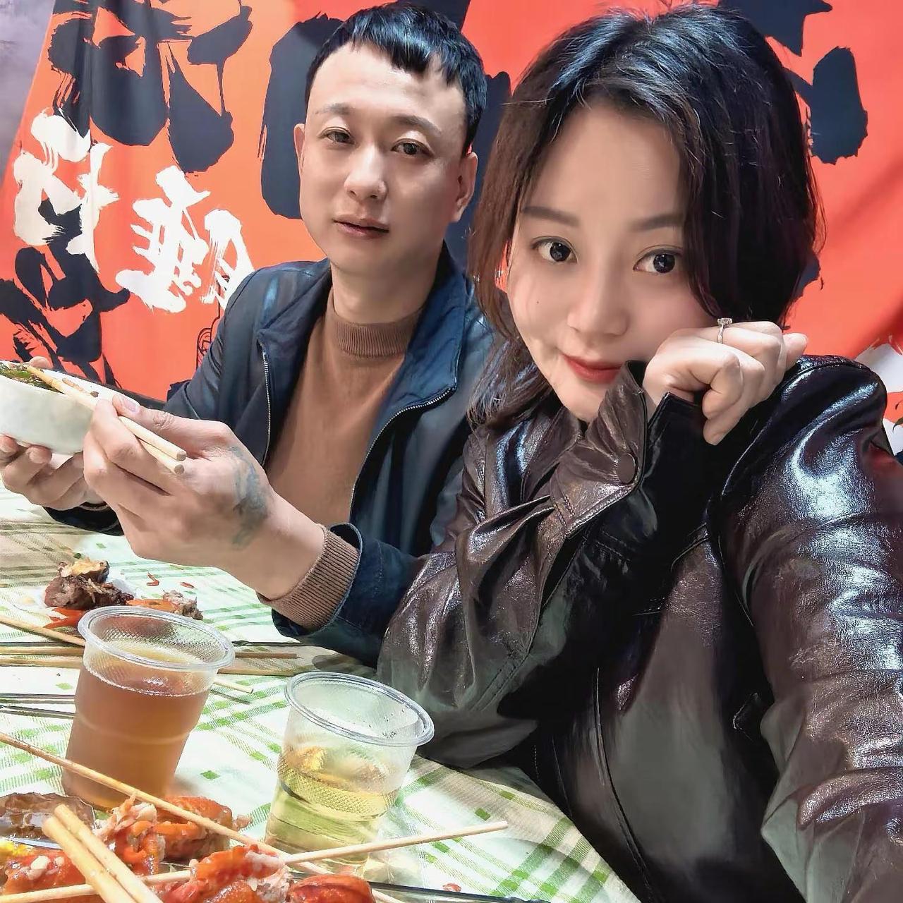 烟火气里的浪漫婚姻不是风花雪月，而是柴米油盐里的细水长流。是清晨的一碗热粥，是深