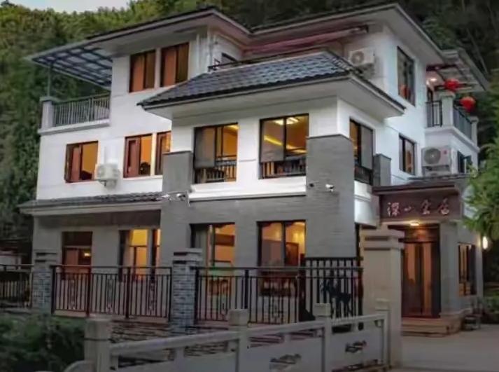 五一订别墅遇商家耍赖，坐地涨价还拿毒蛇吓唬游客，实在太过分
 
“玩不起开始耍赖