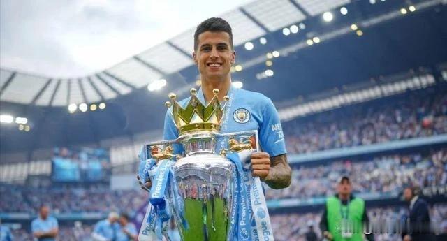 巴萨后卫坎塞洛日前接受了FIFPro采访，并挑选了自己心目中的最佳五人阵。

坎