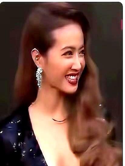 六年啊，蔡依林一回来就直接掀桌了！

她那个新歌《Pillow》的MV，我看了，