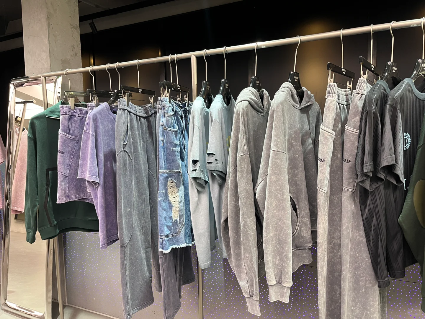 又到Ddesirable店里了，可以免费给兄棣伙代