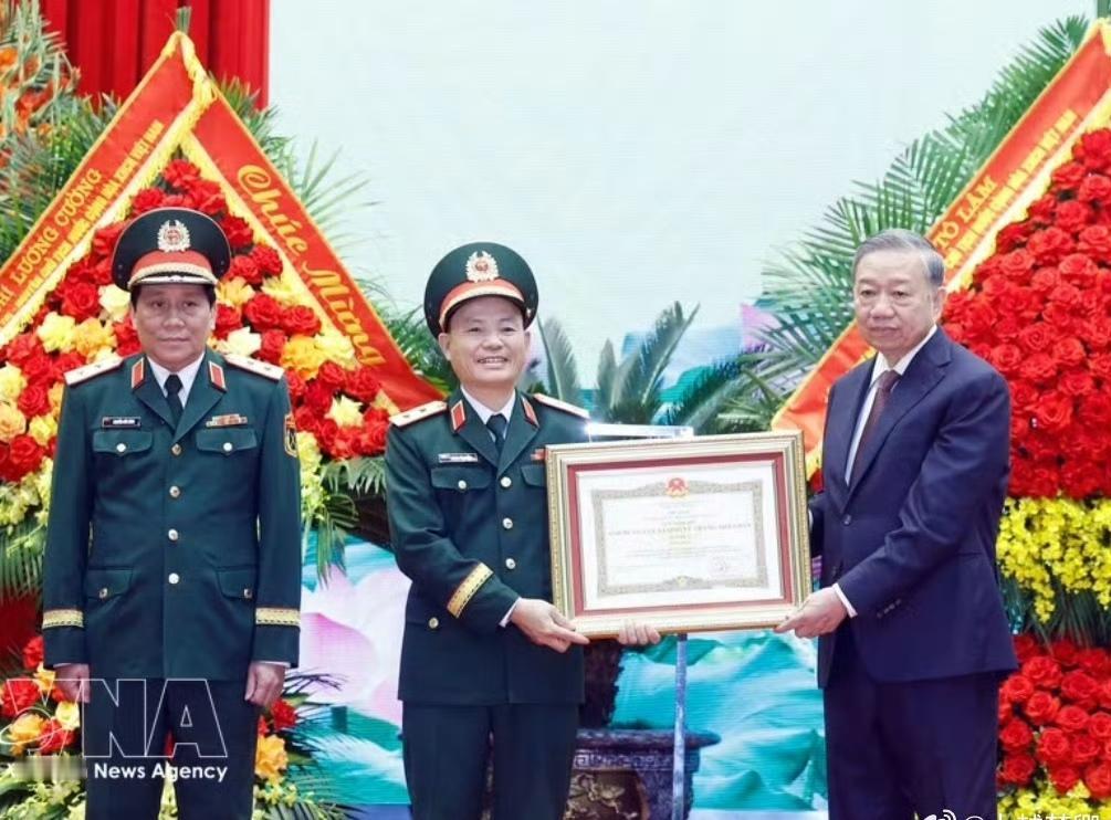 越南苏林在出席军队授奖活动时强调，要建设革命化、正规化、精锐化、现代化的武装力量
