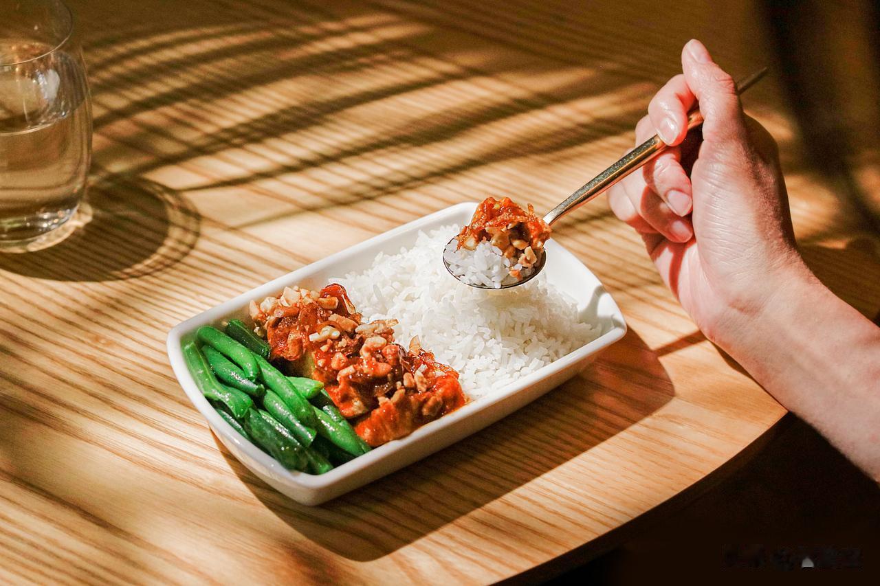 国泰航空与Ovolo酒店的印度素食餐厅Veda合作，推出了一系列餐食，色香味俱全