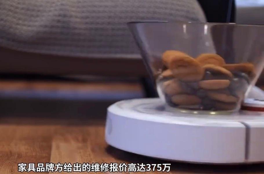 本想买机器人解放双手，结果家里高端家具被反复撞击剐蹭留下大量划痕，不过扫地机器人