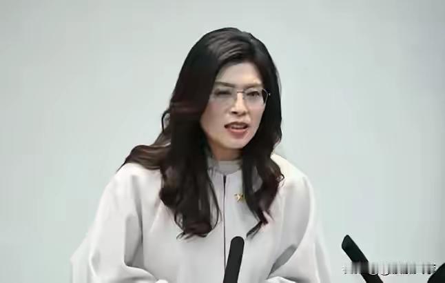 郑丽文谈和平愿景：拼和平拼经济，期盼再创两岸发展黄金期
 
10月7日，郑丽文在