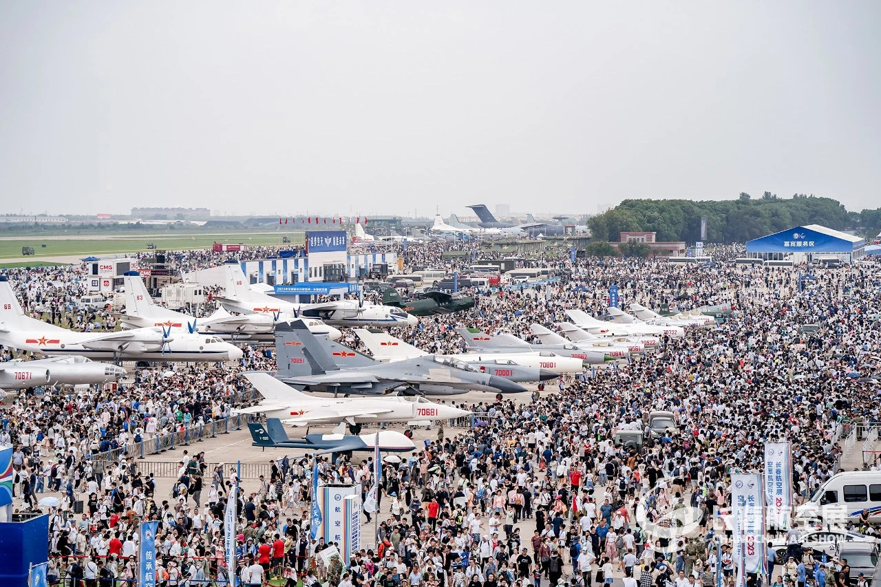 #航空新视野[超话]# 转发两张好图，图1是长春航空展摄影大赛获奖作品，作者是朱
