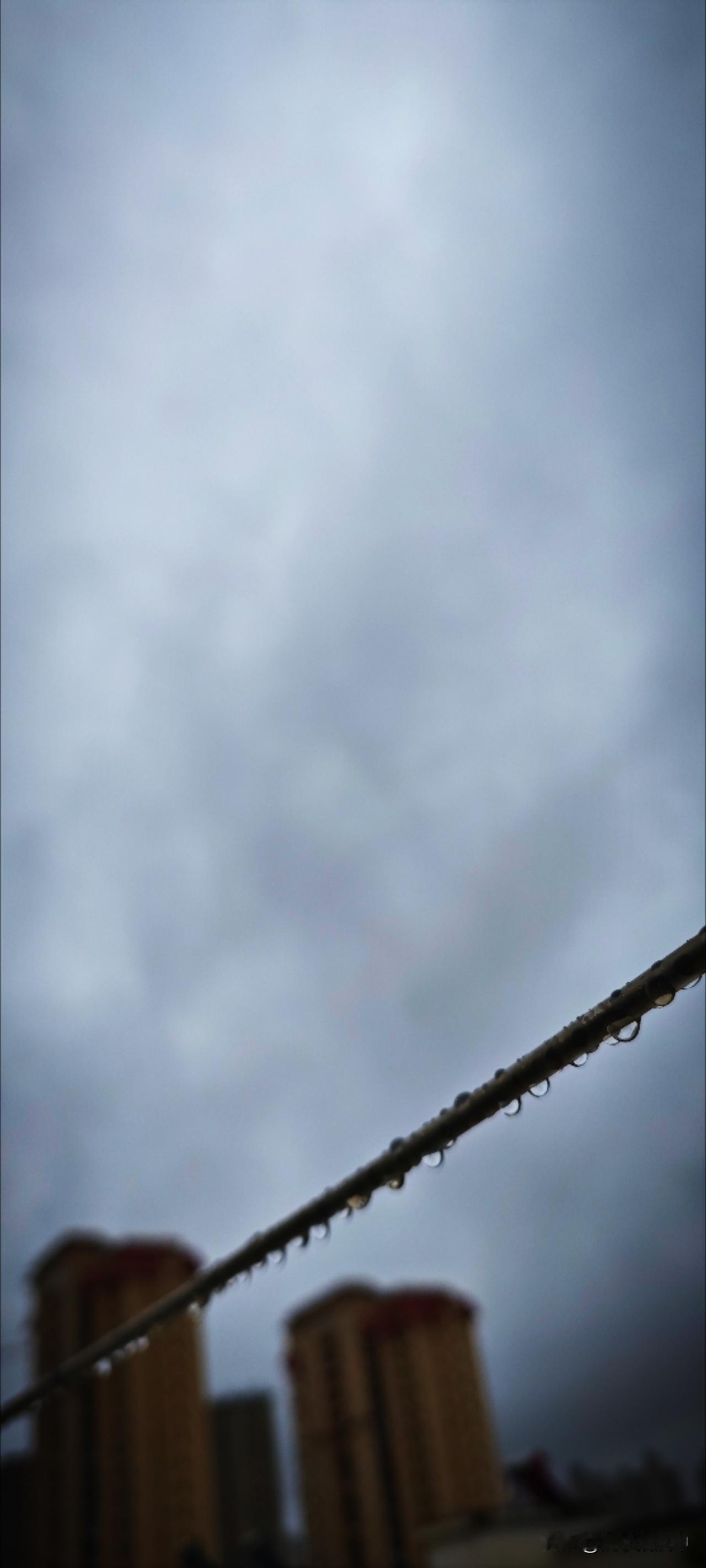 雨天的朦胧，只有在山水之间。目光越楼宇勾勒的天际线，唯有脑海幻象是一幅微缩的泼墨