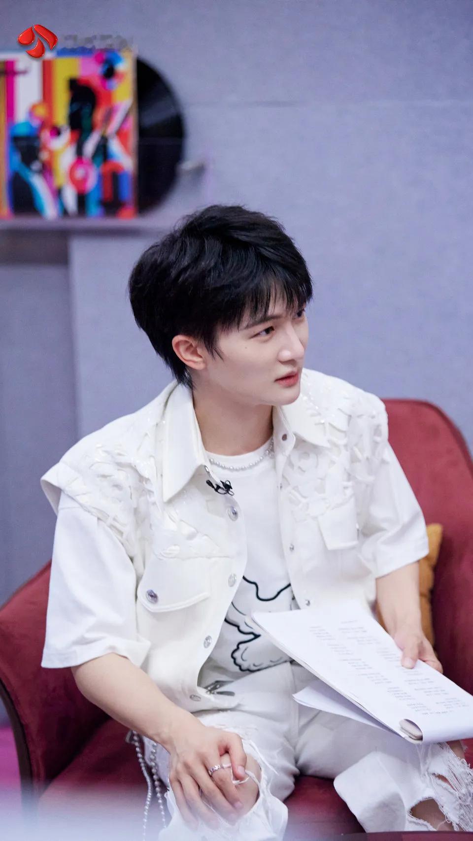 周深《音乐缘计划》官方出图有！舞台上的深深，一身皮衣➕牛仔裤又帅又酷[送心][送