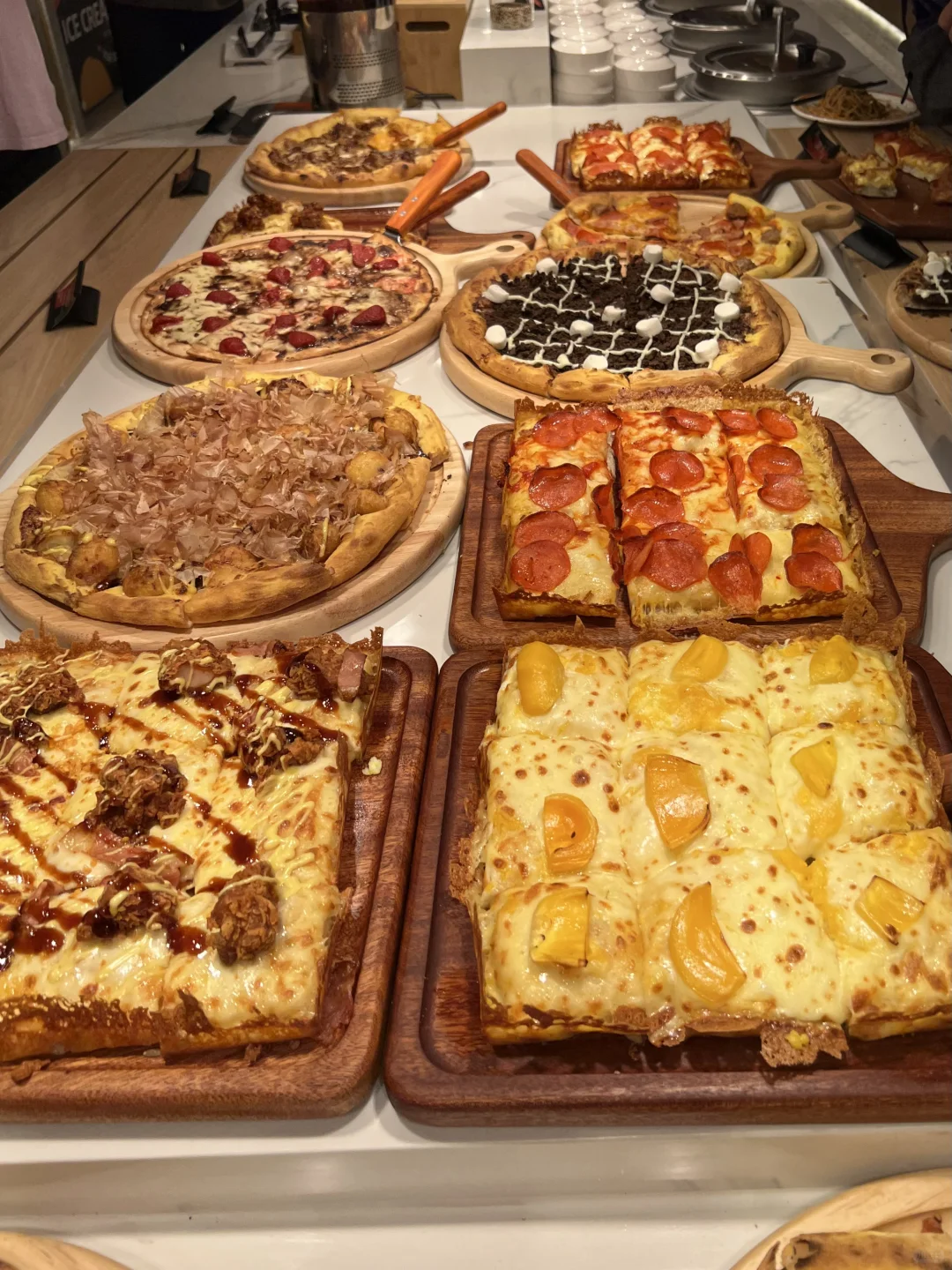 这辈子再也不想吃披萨自助了。。。。