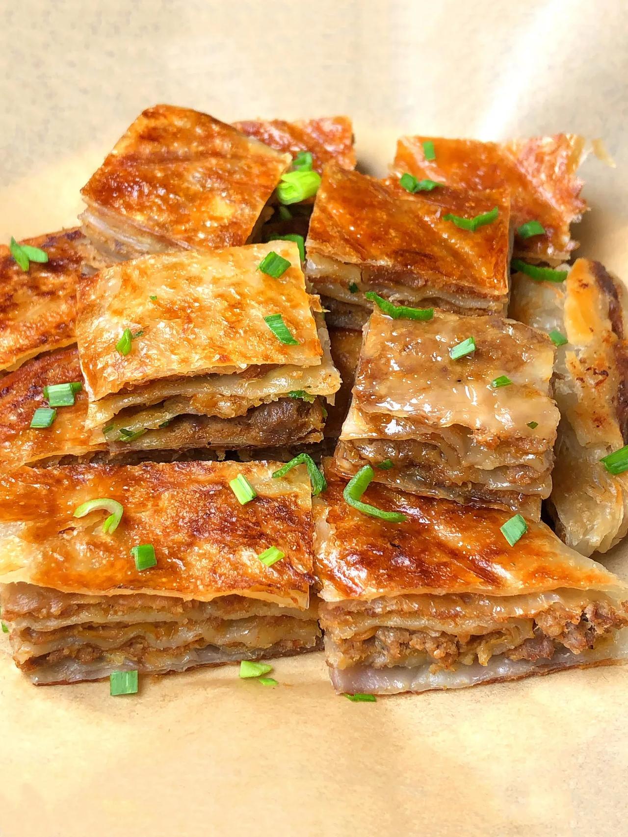 早餐分分钟就能搞定的牛肉馅饼，咬一口还能爆汁~
做法：
1、牛肉馅加2勺生抽、半