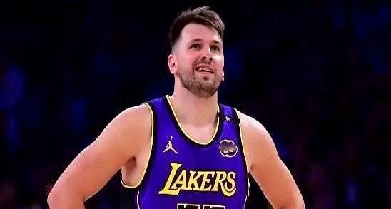 东契奇下场8分钟，独行侠直接输掉一节比赛？
最新数据撕开残酷真相。
他嘴上说“愿