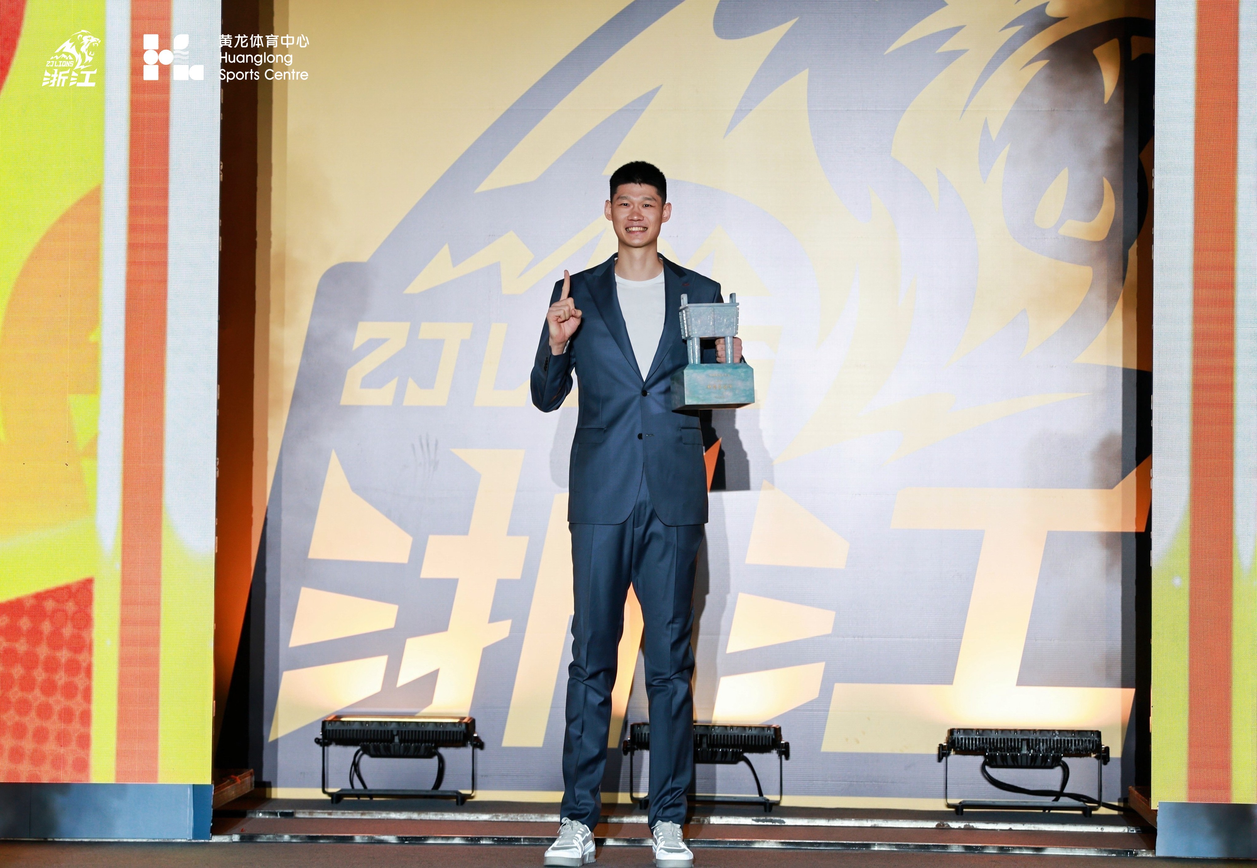 今天在出征仪式上拿着冠军鼎的胡金秋，真是开心呐！他随后的发言：“不管国家队比赛也