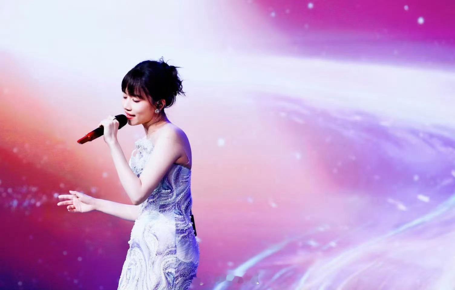 刘惜君齐刘海唱歌梦回09快女！十六年前的夏天记忆涌来，姐姐还是那个白月光，这波回