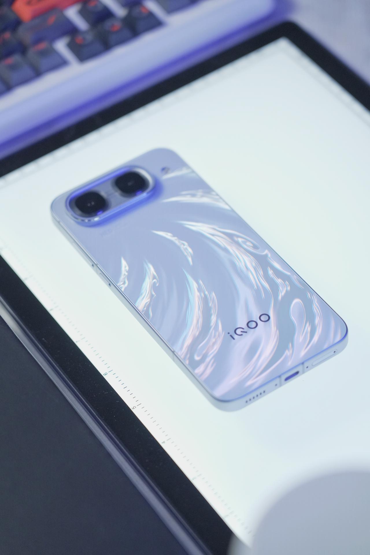 iQOO Neo11至尊版轻体验：天玑9500M+9100毫安时大电池，究竟如何