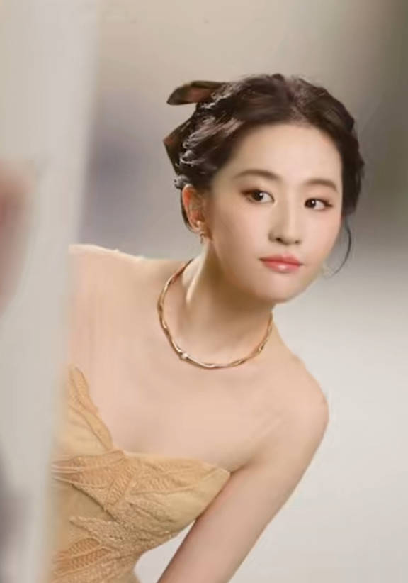 偶遇素颜的刘亦菲猫猫探头福气满满的德芙小可爱代言人刘亦菲 