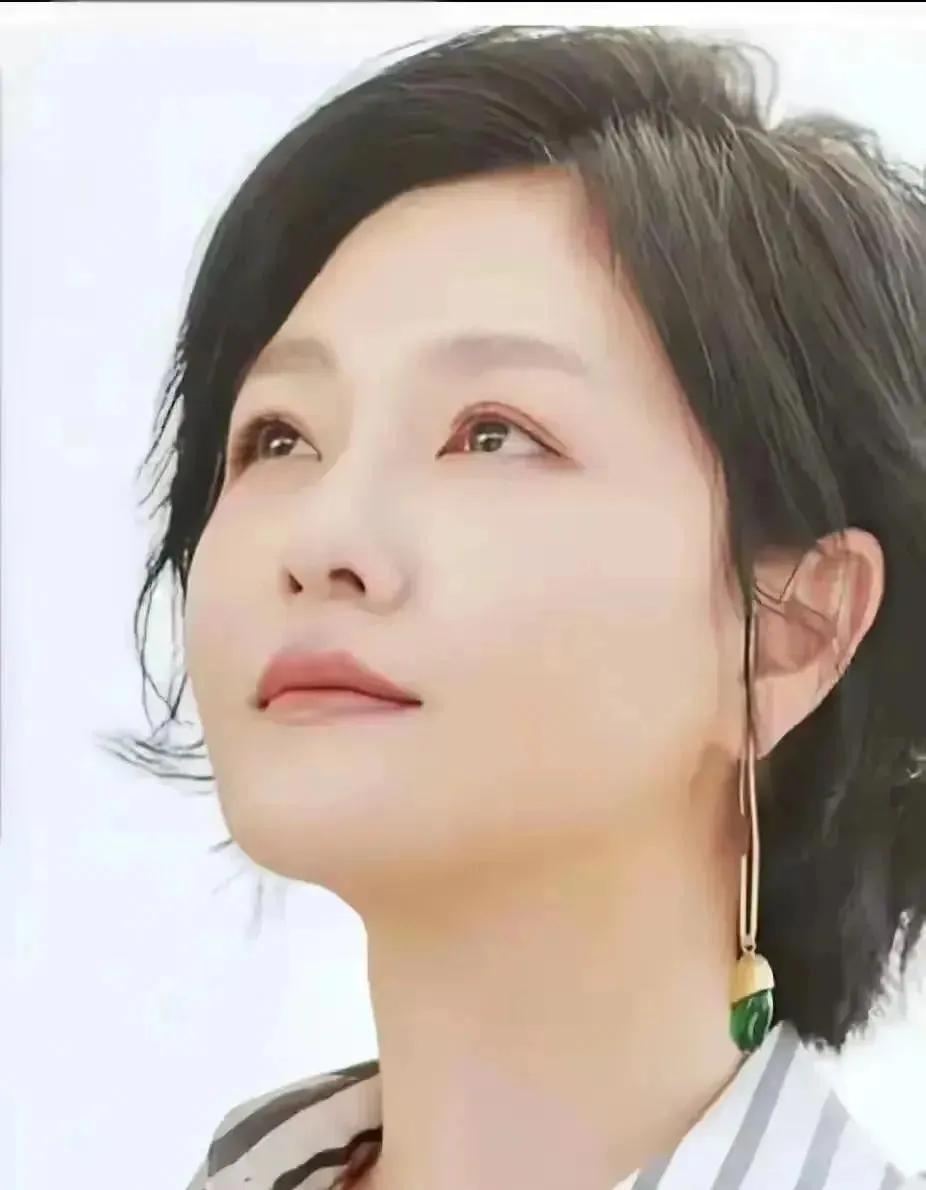 同为女性：那就站在女性的角度奉劝你：毕竟已经离婚好几年了，人家的好与坏和你已经没