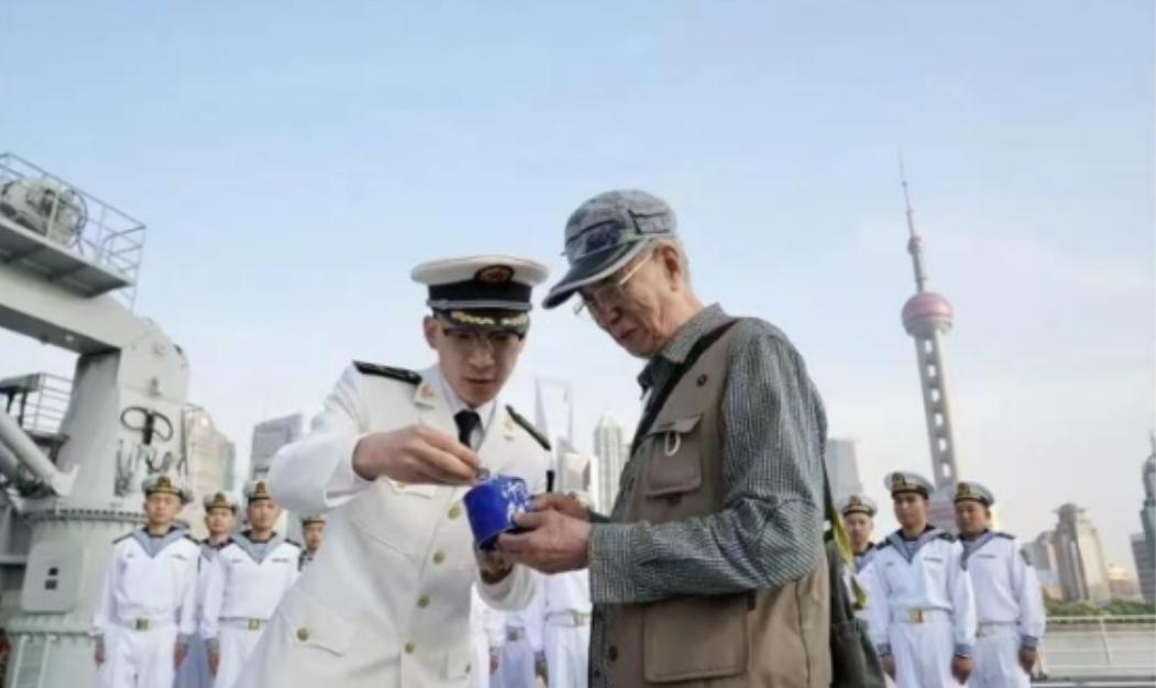 沂蒙山舰停靠上海，91岁海军老兵没有参观资格，拿着1953年的解放军胸标问工作人