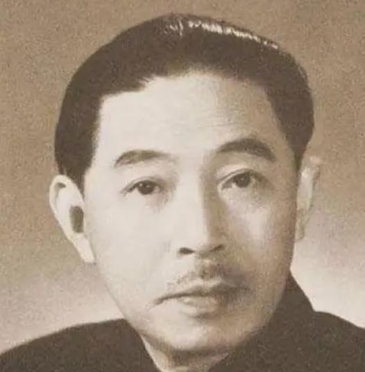 1928年，32岁的茅盾出轨23岁的女学生秦德君。不久后，秦德君怀孕，茅盾一把将