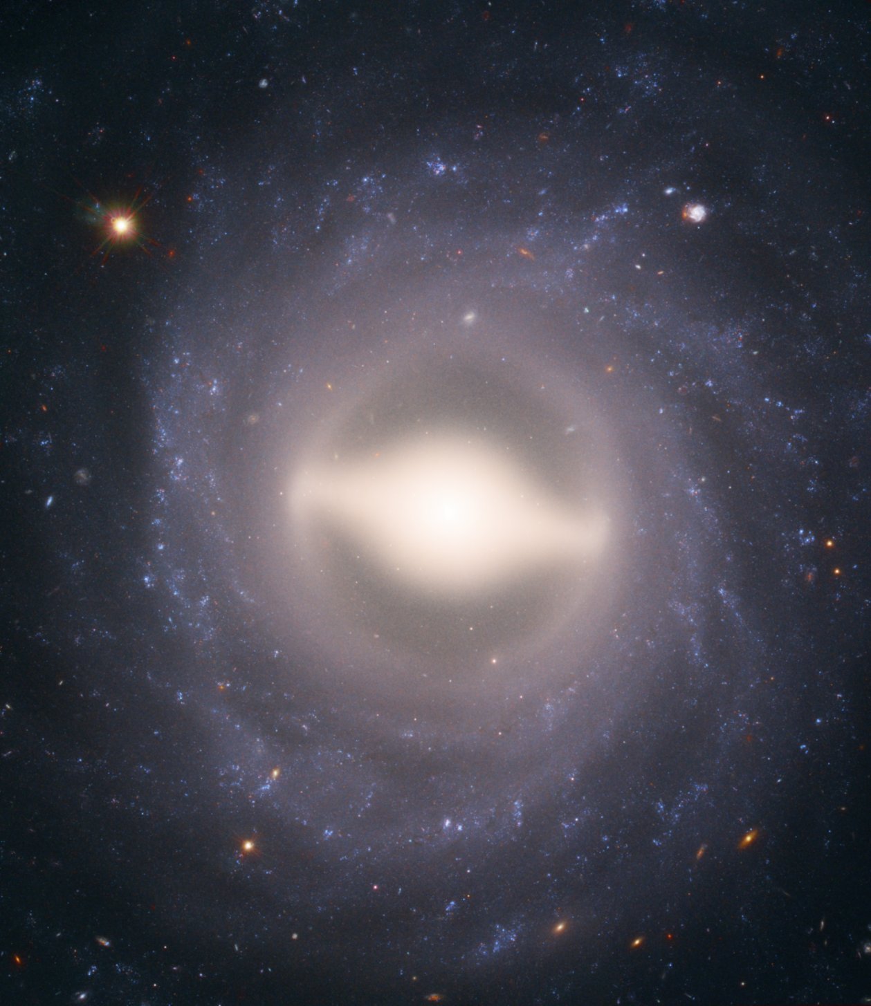 来自1.18亿光年之外的震撼之美！✨🌌星系NGC 1015被归类为棒旋星系。一