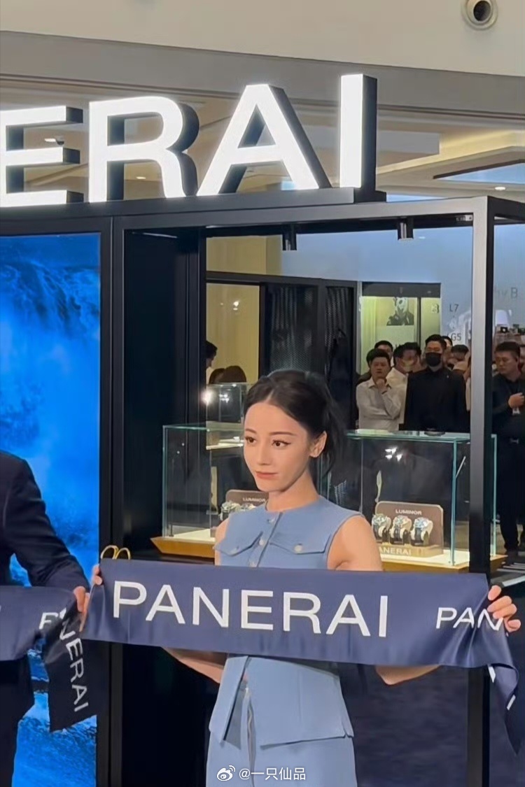 迪丽热巴剪彩怕彩头掉地上迪丽热巴从没有让彩头掉到地上，剪刀尖锐那头朝自己，细节见
