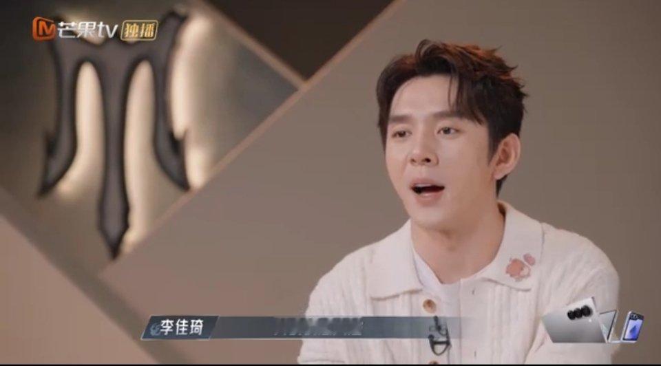 #李佳琦投喂队员像在卖货#救命！好想有李佳琦这样的朋友，谁不想天天被投喂啊[苦涩