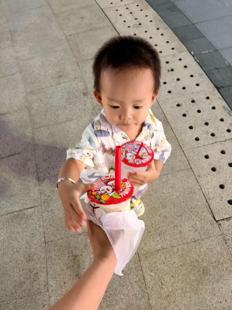 昨天晚上去吃天花板了（海鲜小火锅），老板说上次带宝爸他们去吃，调侃他们另外两个人