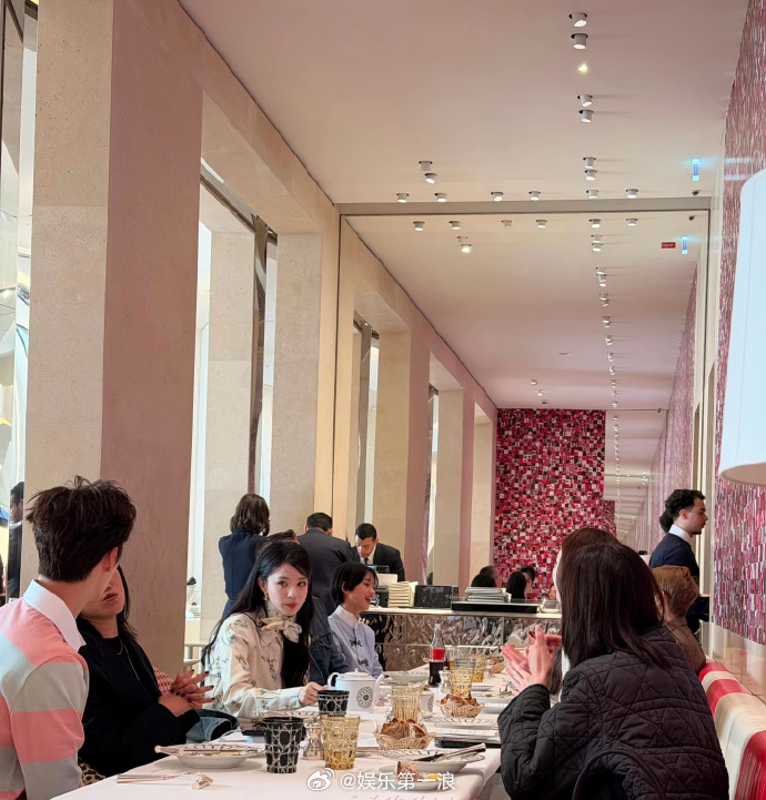 王楚然李昀锐吃下午茶王楚然李昀锐一起吃下午茶 王楚然、李昀锐时装周一起吃下午茶。