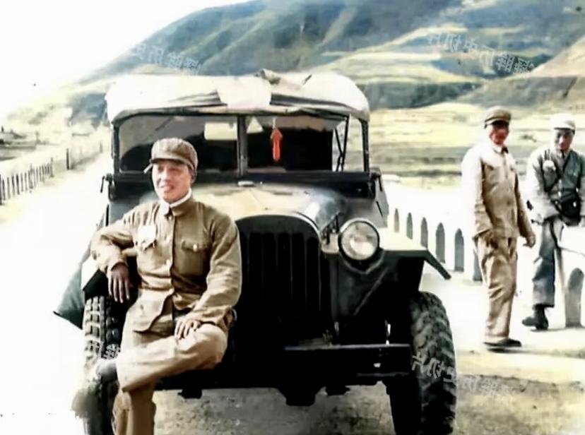 抗美援朝战争中，“范老虎”团长坐在一辆崭新的吉普车上，他本名叫范天恩，是38军1