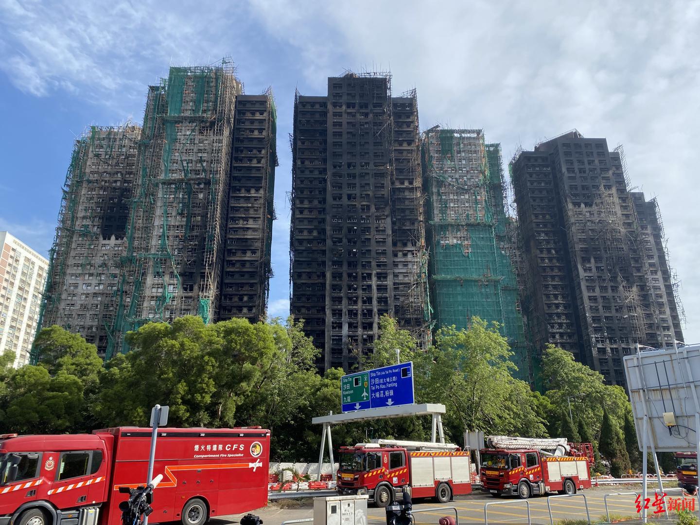 宏福苑外墙装修为何粘贴发泡胶板?装修公司曾回应住户,称“保护玻璃,防止灰尘入户”