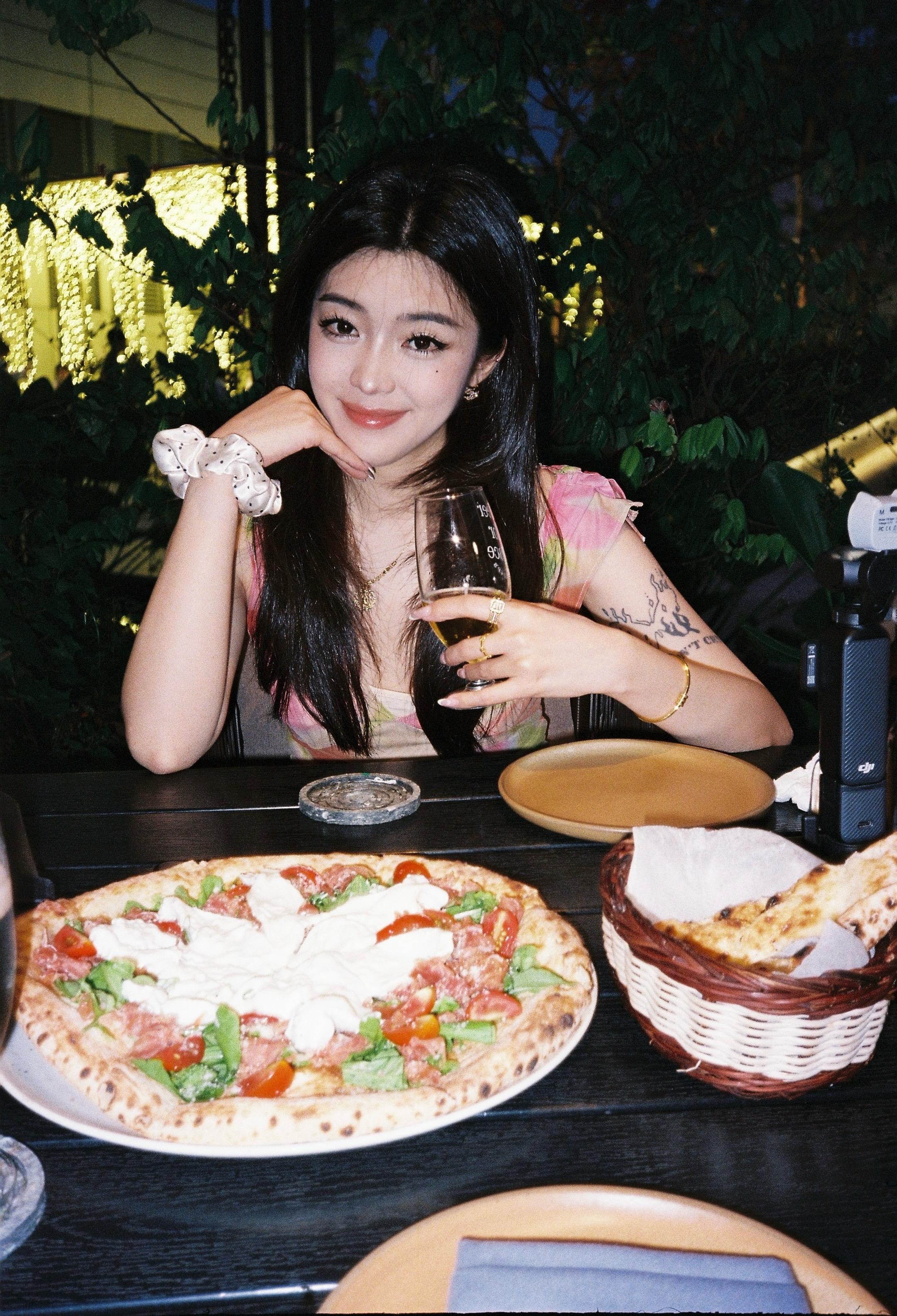 一起约会的话 吃pizza也很幸福吧。