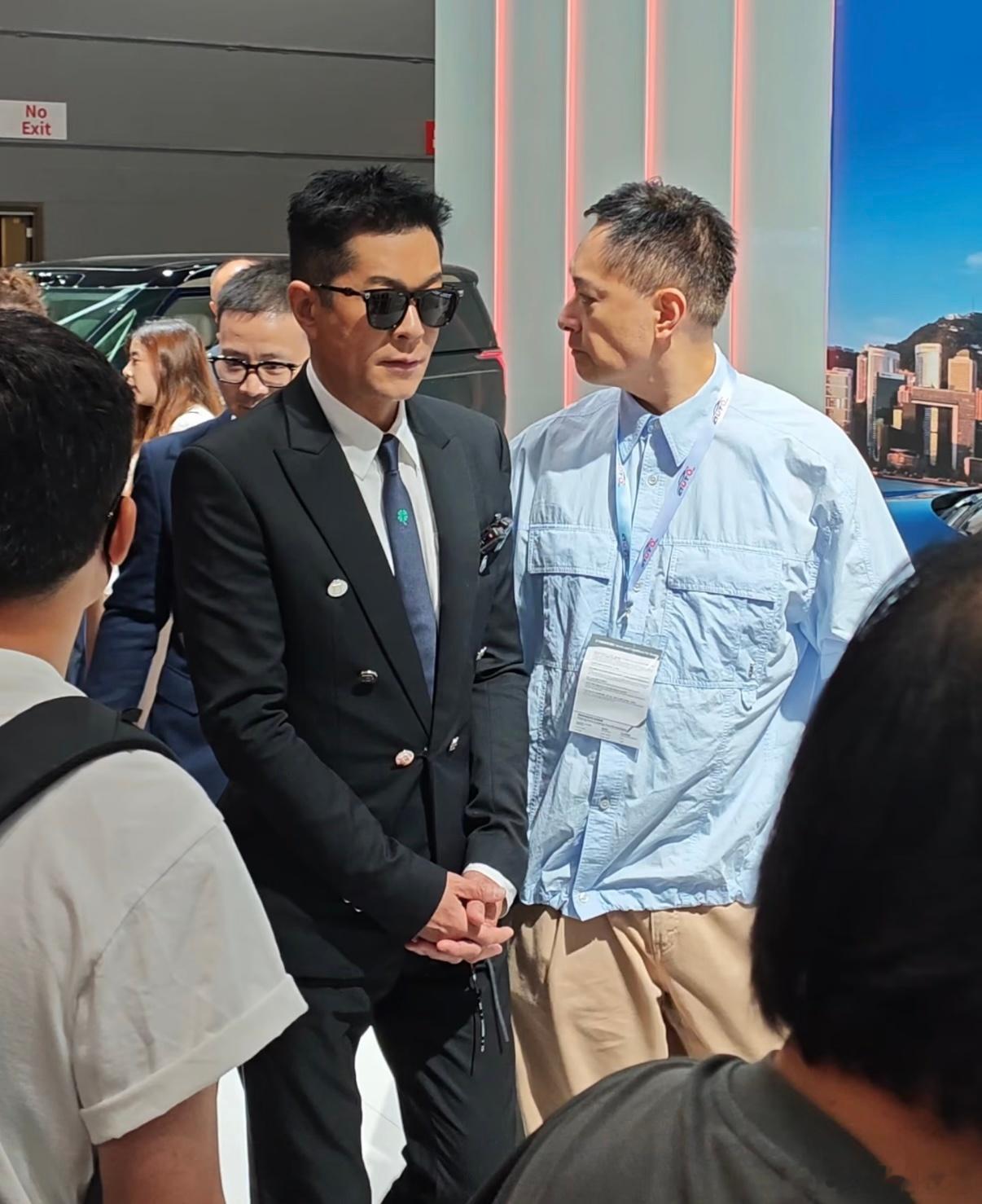 古天乐亮相2026香港国际汽车及供应链博览会的极氪展台，当场预定极氪9X右舵版，