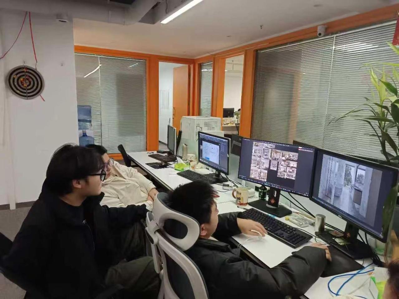 设计师在一起讨论设计方案。效果图表现 工程师 制图 cad画图