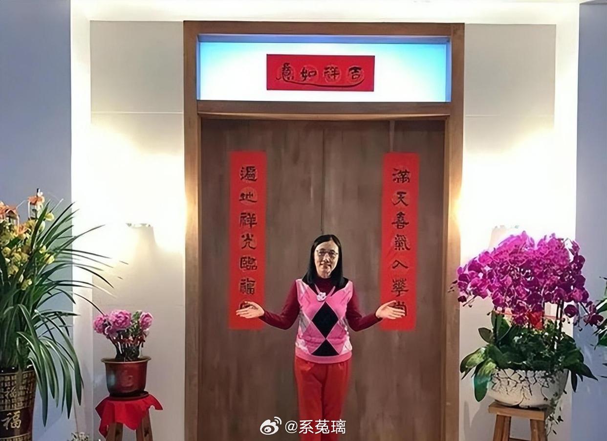 汪明荃的豪宅曾经被媒体曝光过：就在寸土寸金的香港，她家阳台大得竟然可以站五十个人
