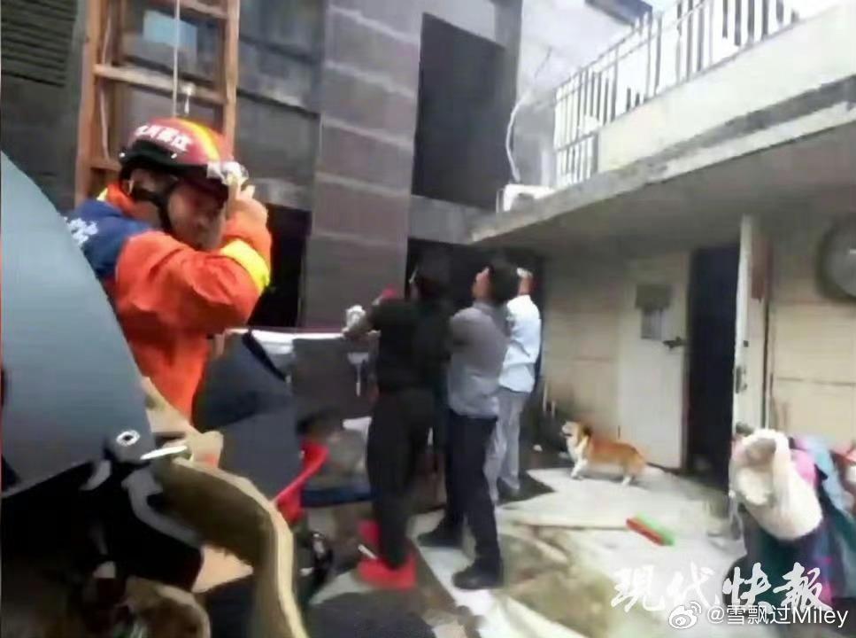 连云港消防回应火灾母女坠楼看图片确实也有措施，之前的报道说孩子爸爸自己出来了母女