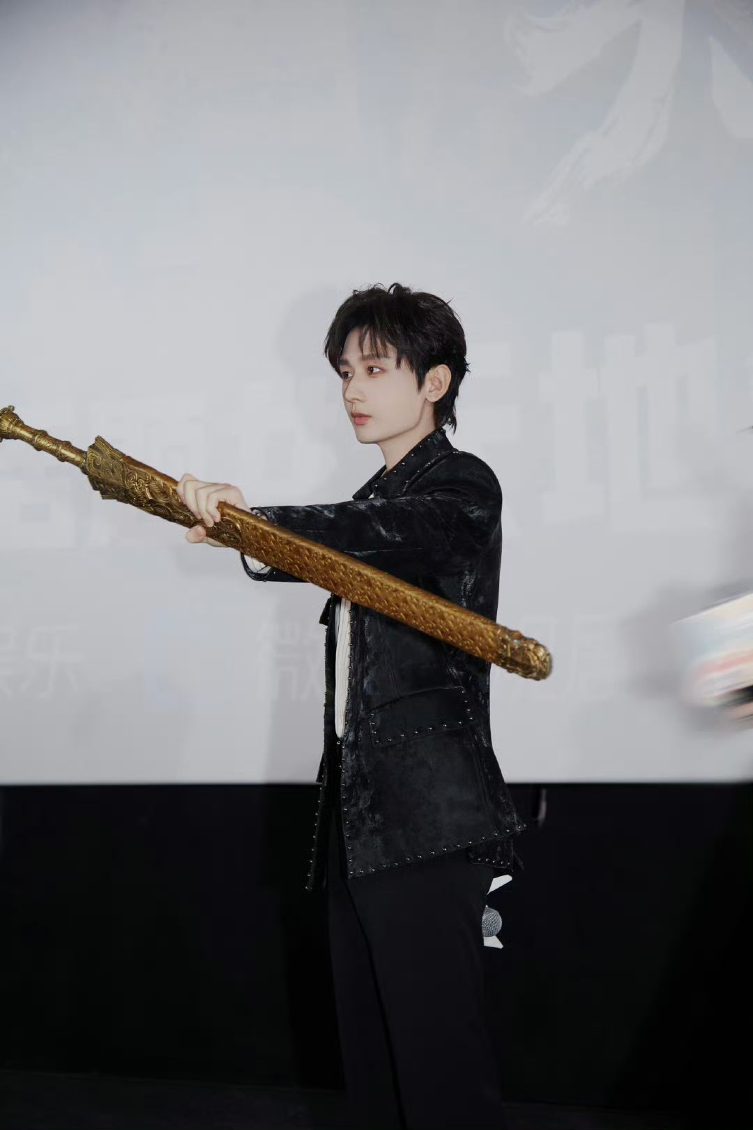 成毅两京十五日cy成毅朱瞻基白玉谁家郎，回车渡天津。看花东上陌，惊动洛阳人。成毅