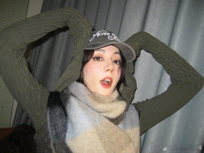 迪丽热巴放空时刻随拍放空时刻的迪丽热巴 漂亮宝快来贴贴 