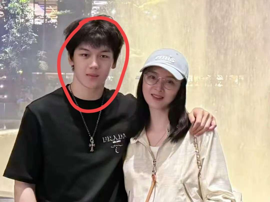 大家发现没，
这不说不知道，一查真的吓一跳，
估计贾静雯看了王艳和儿子球球的合照