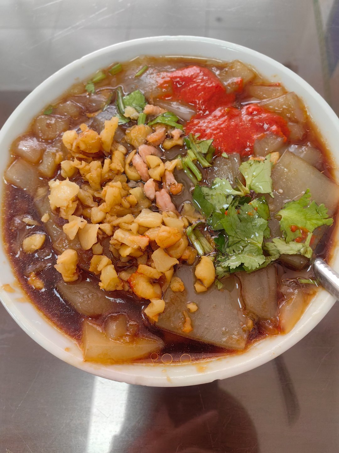 *在路上*炒粉...有点甜，有点酸，有点辣，浇头虾仁，萝卜干，蒜末。怪异，也许是