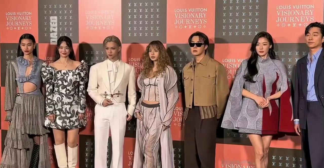 Lisa 有个富豪男友，不站 C位站哪？Lisa全智贤孔刘郑号锡李龙馥同框Lis