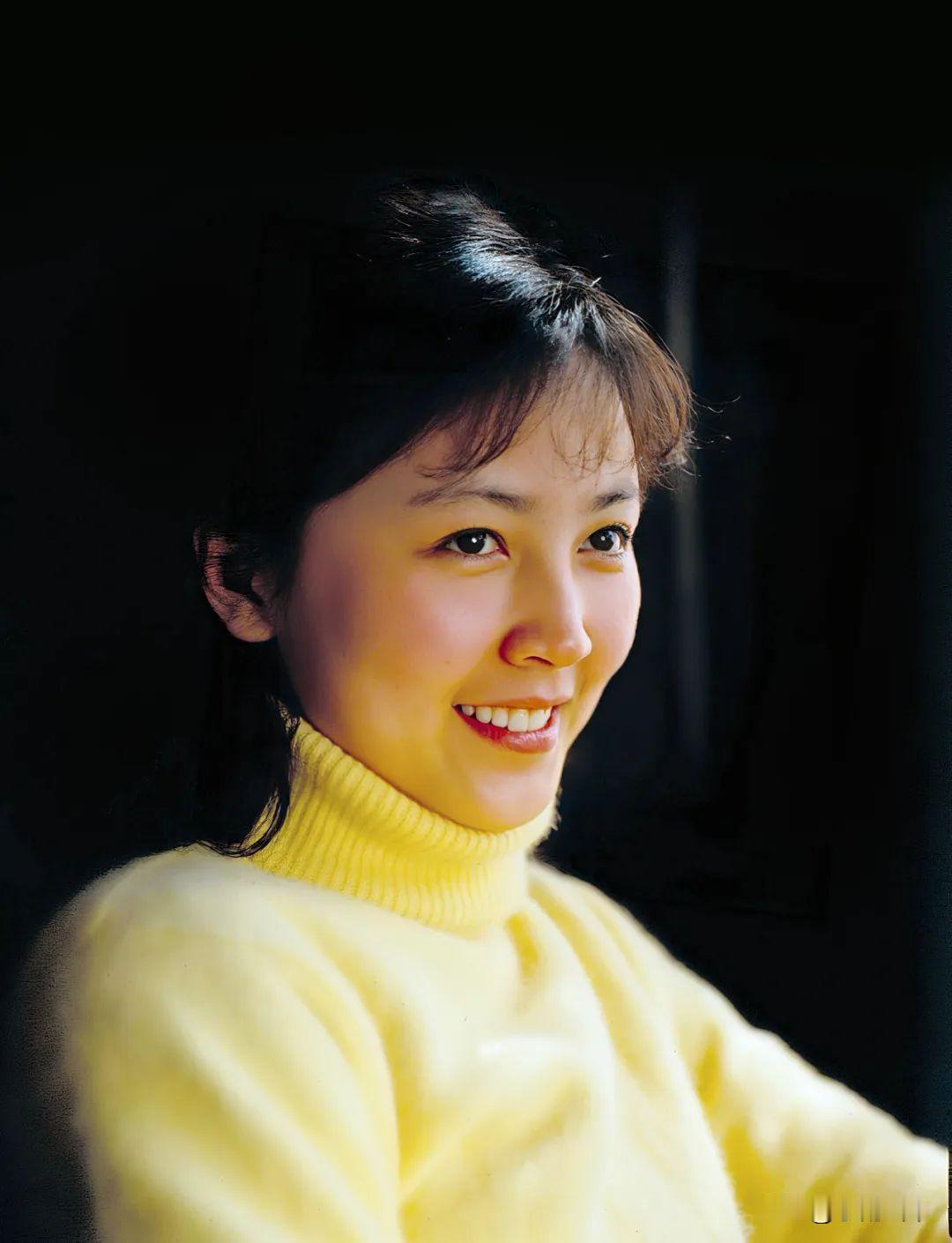 赵静、张小磊、洪学敏同穿黄色高领毛衣，你更喜欢谁呢？