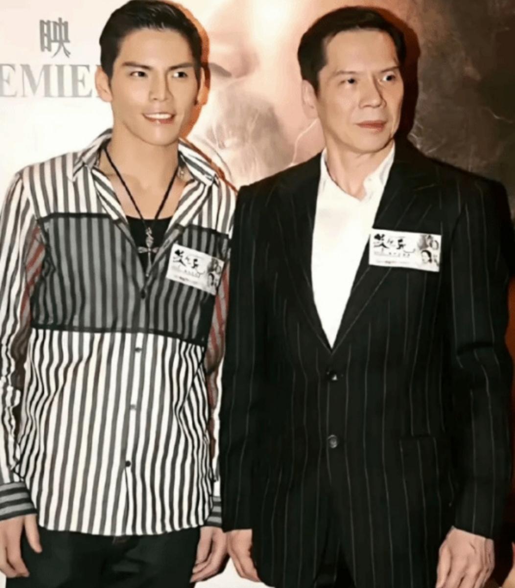 向华强声称为了捧红儿子向佐耗资数亿，最终却成最大败笔，这一惊人言论引发广泛关注。