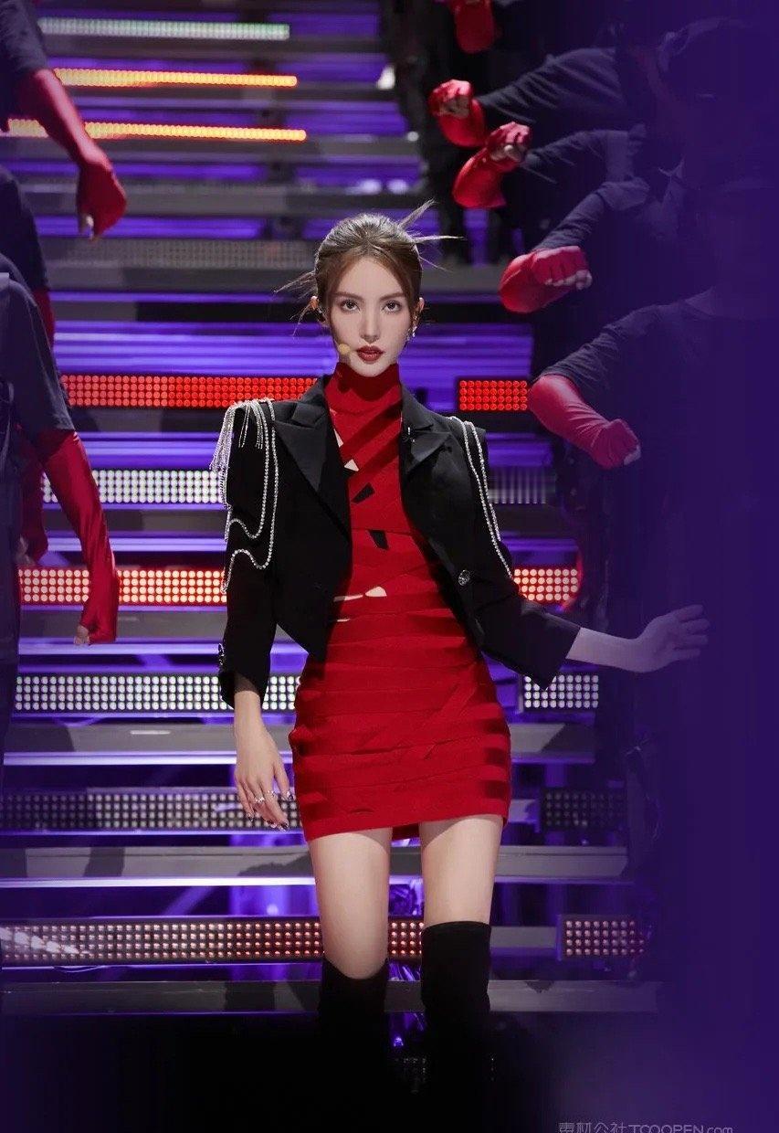 金晨在大家眼里是个特别真实、没啥偶像包袱的女孩。她跳舞出身，身段和气质没得说，上