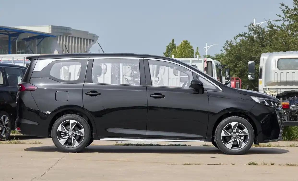 1-11月，35款上榜燃油MPV里，只有10款销量破万。 剩下的25款，都在亏本