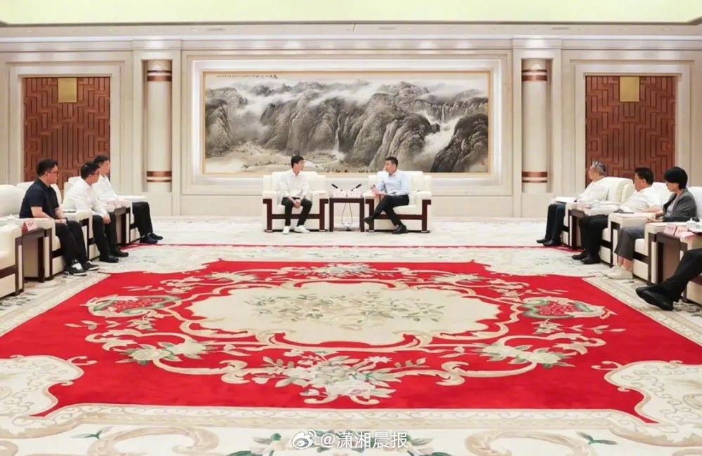 【#宇树科技王兴兴回老家与市长畅谈#，还与市政府签了战略合作协议】浙江新闻报道称