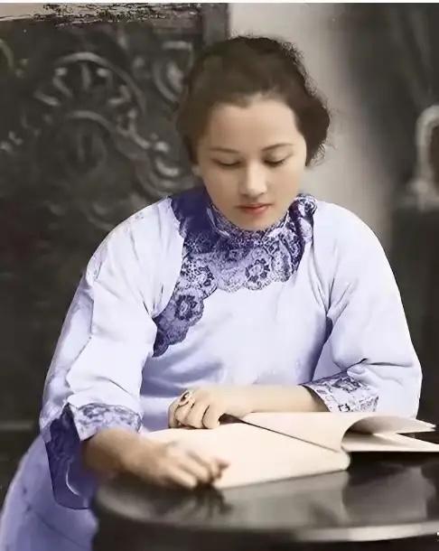 这是宋庆龄高光时的真实留影，都看看吧，宋庆龄这时候最美，温柔漂亮有气质，能与王晓