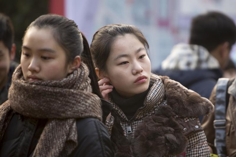 破防了！播音生舞台被猛擦妆，强忍泪水咬嘴唇的样子，戳中无数打工人的心
 
家人们