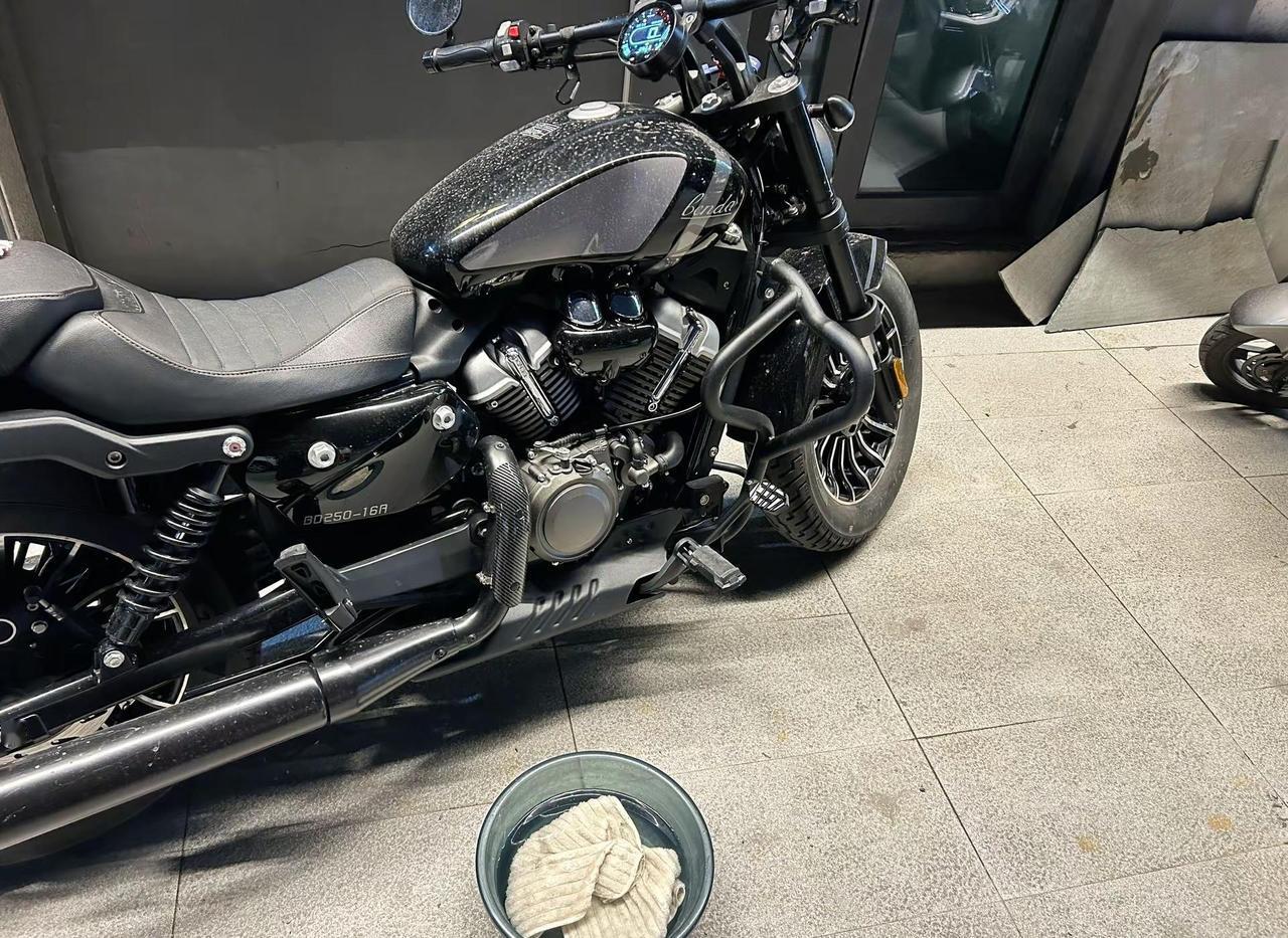 雨天结束擦车 旁边路过大叔和我说他骑了十几年摩托了 让我骑车的时候一定要注意安全