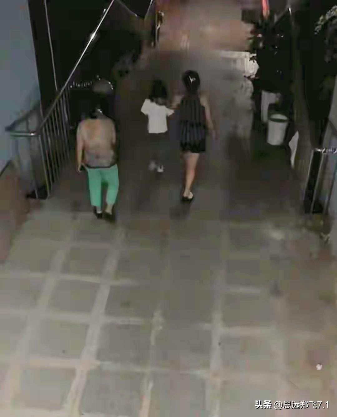 7岁女孩中秋只是到同学家玩
回来家里父亲突然去世了
可怜，可悲，伟大的父亲这样告